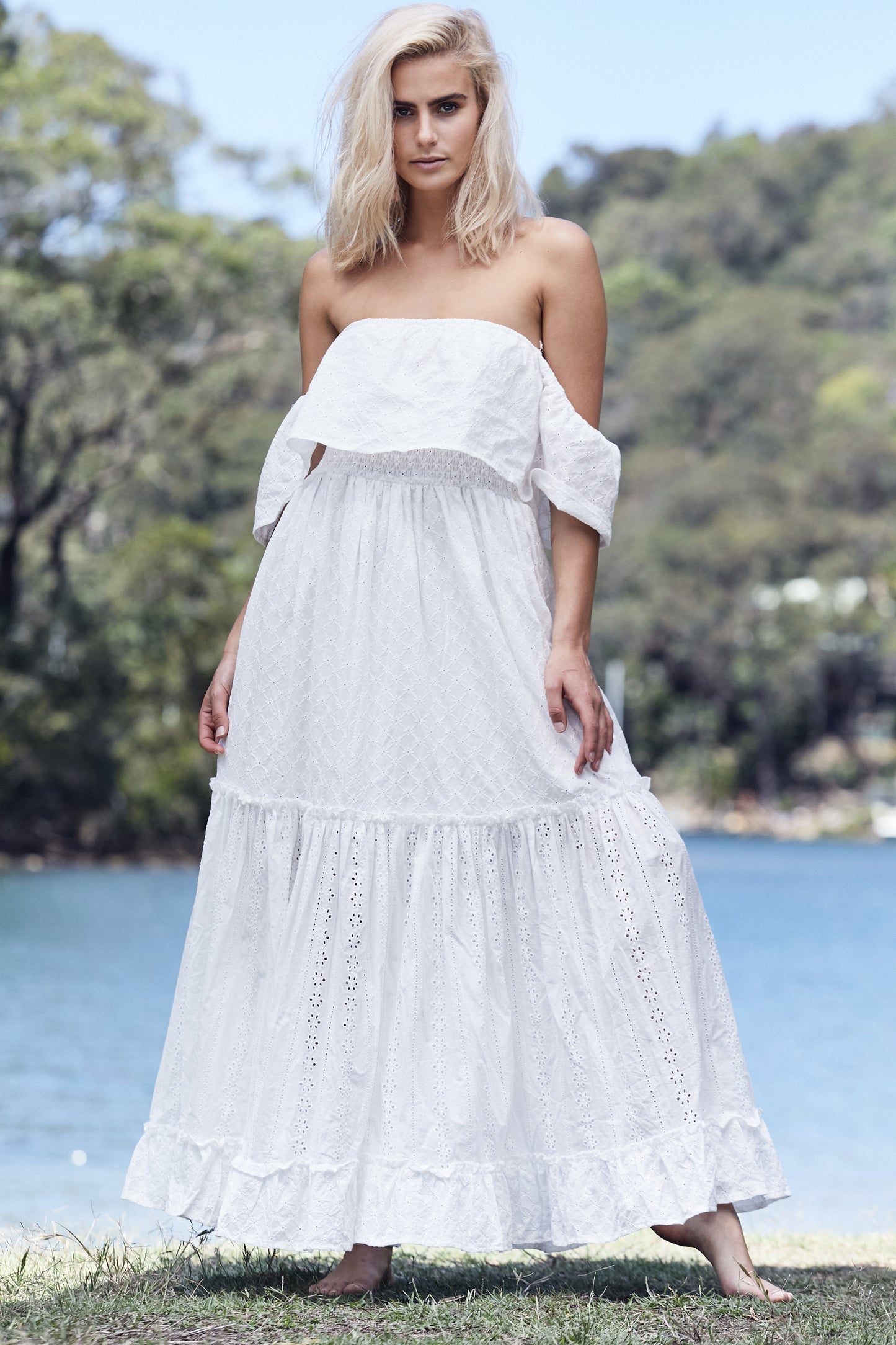 Off-shoulder klÀnning i bomullsanglaise
