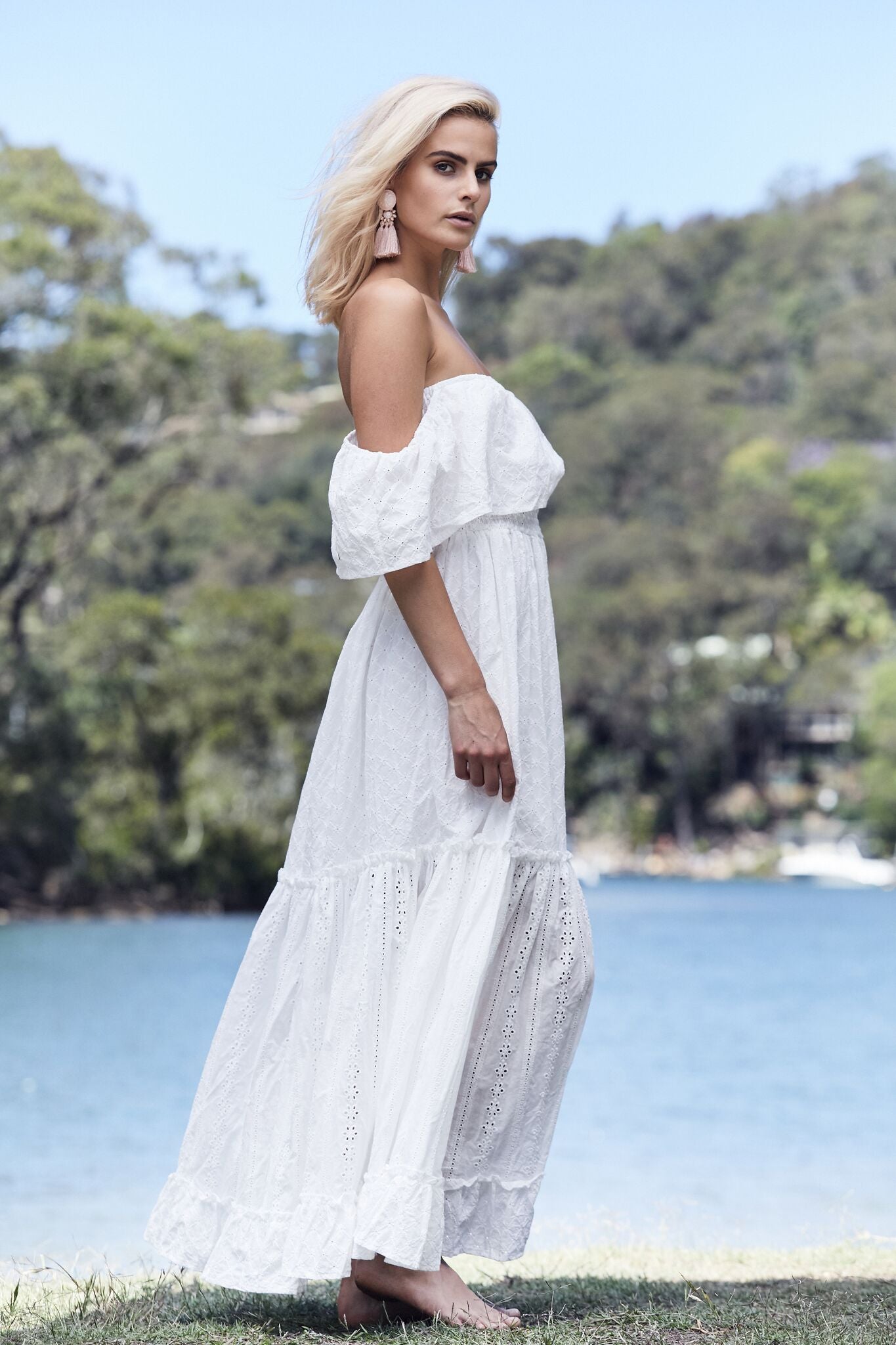 Off-shoulder klÀnning i bomullsanglaise