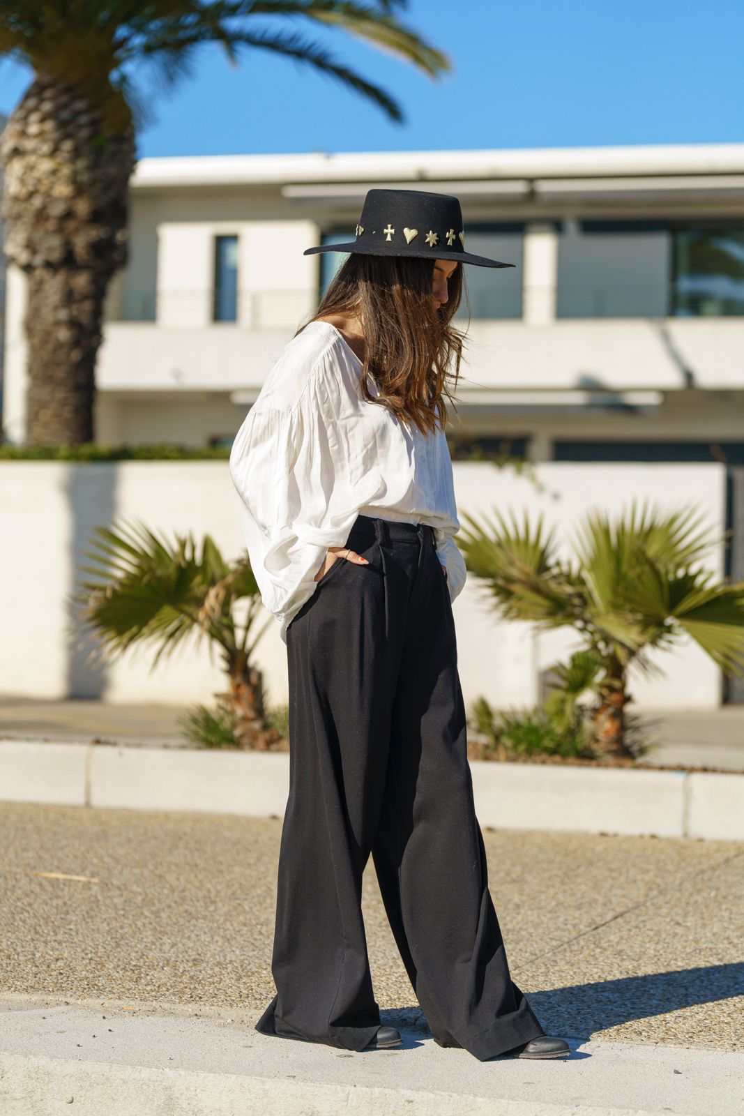 Vit blus i silkigt material