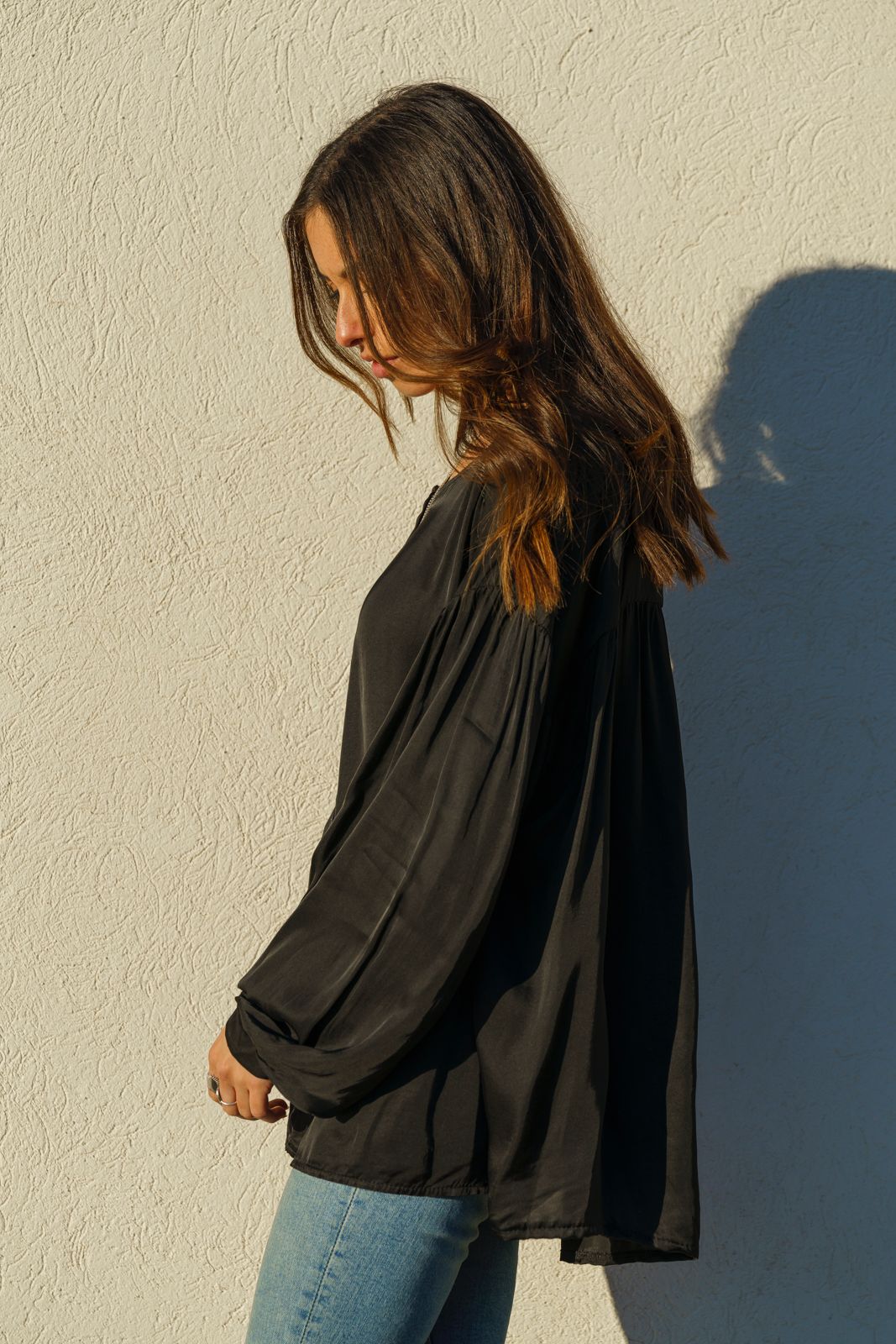 Svart blus i silkigt material