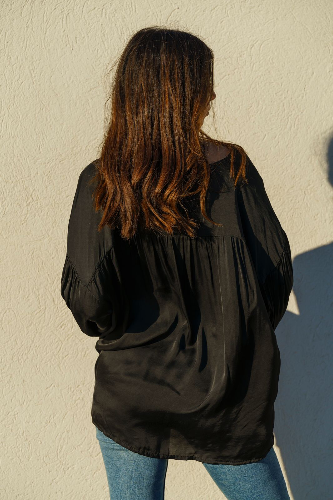Svart blus i silkigt material