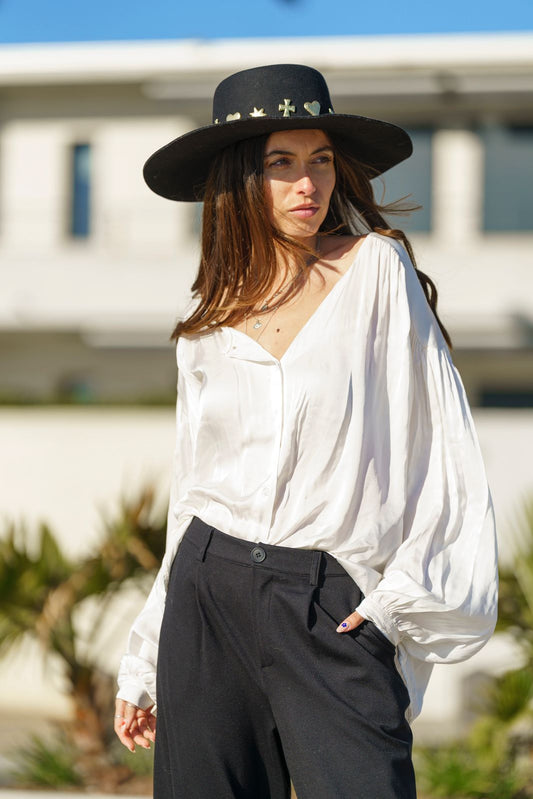 Vit blus i silkigt material