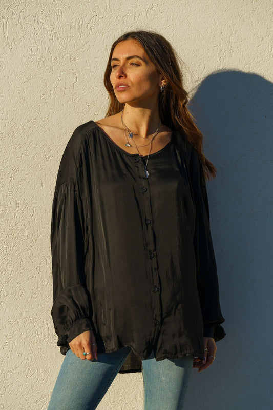 Svart  blus i silkigt material